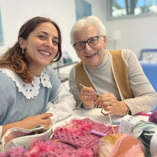 Sanremo, tre pomeriggi dedicati all’uncinetto: all’Over Senior Residence arrivano i laboratori creativi “Uncinettiamo Insieme”