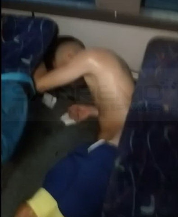 Condizioni di lavoro al limite per gli autisti RT: le immagini di un ubriaco che dorme su un bus a Ventimiglia Condizioni di lavoro al limite per gli autisti RT: le immagini di un ubriaco che dorme su un bus a Ventimiglia