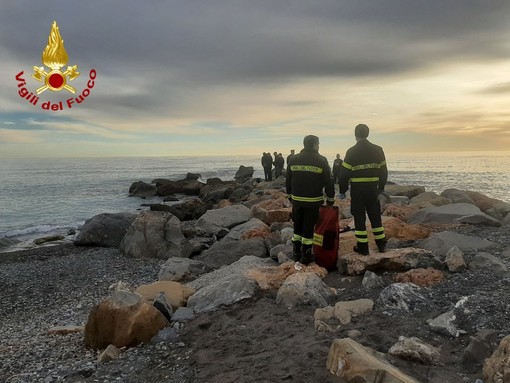 Tragedia a Ventimiglia, rimane incastrato tra gli scogli: muore un uomo (Foto e video) Tragedia a Ventimiglia, rimane incastrato tra gli scogli: muore un uomo (Foto e video)
