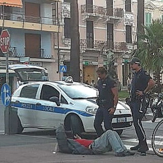 Sanremo: totalmente ubriaco sulla ciclabile in via Nino Bixio, uomo soccorso da 118 e Municipale (Foto)