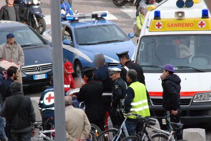 Sanremo: ubriaco si sdraia a terra in piazza Colombo, soccorso da un'ambulanza e portato in ospedale