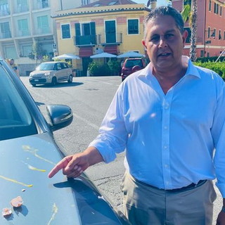 Dopo la visita di stamane a Vallecrosia: uova contro l'auto di Toti lanciate da 'No vax' a Spotorno (Foto)