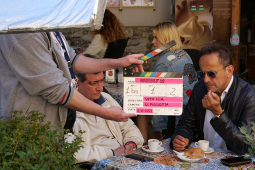 Gli sketch del comico Uccio De Santis registrati a Dolceacqua: un modo per promuovere il territorio Gli sketch del comico Uccio De Santis registrati a Dolceacqua: un modo per promuovere il territorio
