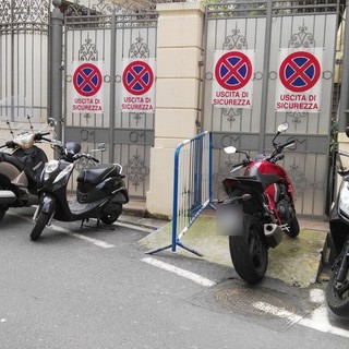 Sanremo: moto parcheggiate di fronte all'uscita di sicurezza del Casinò... e se dovesse scoppiare un incendio?