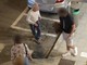Sanremo: importuna e insulta i passanti in corso Imperatrice, poi fugge via