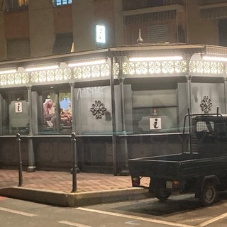 Ventimiglia: il Comune chiude gli uffici informativi per i turisti ma la notte lascia le luci accese all'interno
