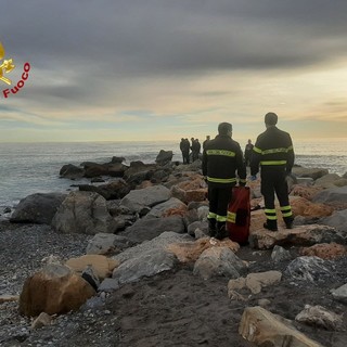 Tragedia a Ventimiglia, rimane incastrato tra gli scogli: muore un uomo (Foto e video) Tragedia a Ventimiglia, rimane incastrato tra gli scogli: muore un uomo (Foto e video)