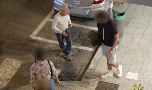 Sanremo: importuna e insulta i passanti in corso Imperatrice, poi fugge via