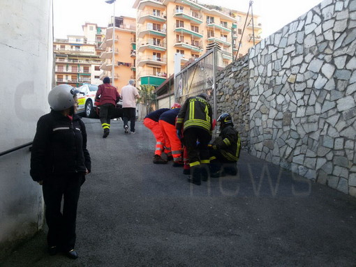 Sanremo: rimane schiacciato tra l'auto di servizio ed un cancello, 60enne salvato da un ex agente del Commissariato
