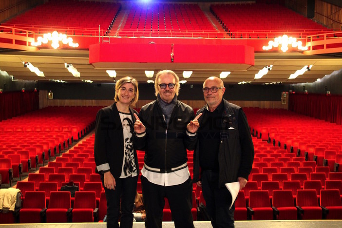 Umberto Tozzi porta all’Ariston di Sanremo i suoi “Quarant’anni che ‘Ti amo’” e strappa una promessa: “Chiederemo al Comune una copia della statuina dell’87” (Foto e Video) Umberto Tozzi porta all’Ariston di Sanremo i suoi “Quarant’anni che ‘Ti amo’” e strappa una promessa: “Chiederemo al Comune una copia della statuina dell’87” (Foto e Video)