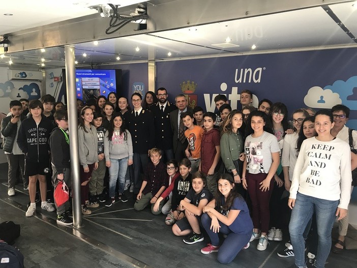 Imperia: la Questura sensibilizza i giovani con la campagna "Una vita da social" Imperia: la Questura sensibilizza i giovani con la campagna "Una vita da social"