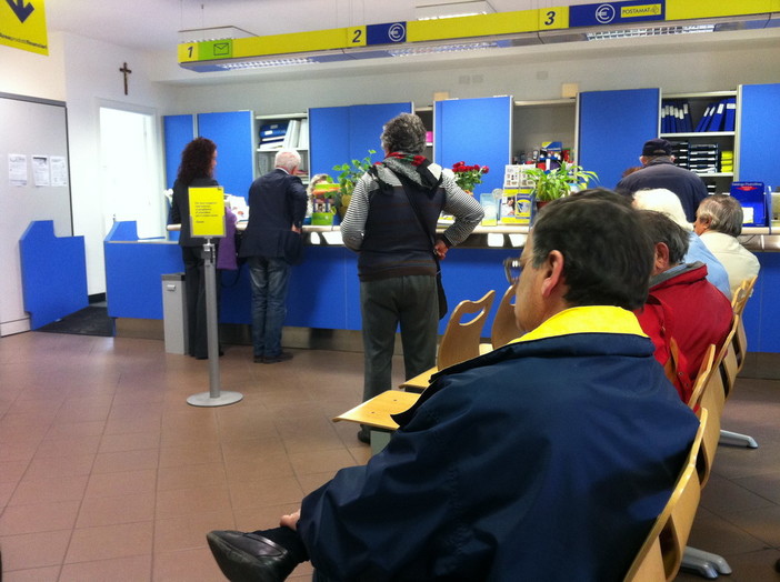 Sanremo: anche 40 minuti di attesa alle poste di San Martino, la proteste dei clienti Sanremo: anche 40 minuti di attesa alle poste di San Martino, la proteste dei clienti