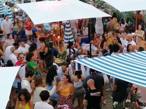 Costa Azzurra: feste in spiaggia e mascherine poco usate, adesso il Covid-19 fa di nuovo paura (Foto)