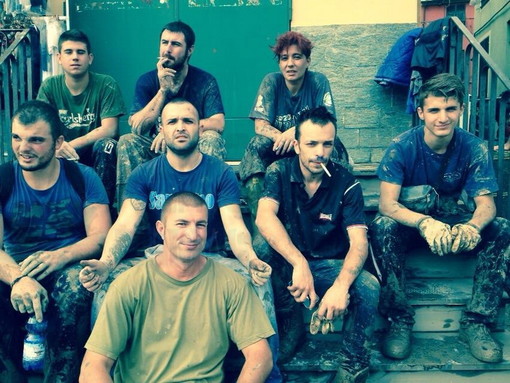 Gli Ultras della Sanremese nel fango di Genova per aiutare i residenti del capoluogo ligure Gli Ultras della Sanremese nel fango di Genova per aiutare i residenti del capoluogo ligure