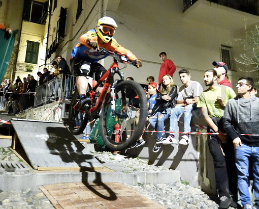 A Sanremo torna lo spettacolo della Urban Downhill: appuntamento sabato tra i vicoli della Pigna