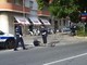 Sanremo: ubriaco si lascia cadere in mezzo alla strada in corso Orazio Raimondo, intervento di Polizia Municipale e Croce Rossa (foto)