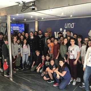 Imperia: la Questura sensibilizza i giovani con la campagna "Una vita da social"