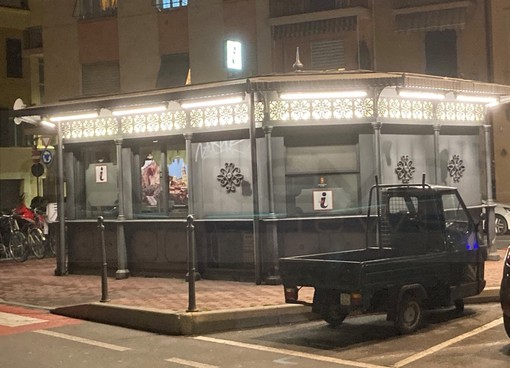 Ventimiglia: il Comune chiude gli uffici informativi per i turisti ma la notte lascia le luci accese all'interno Ventimiglia: il Comune chiude gli uffici informativi per i turisti ma la notte lascia le luci accese all'interno