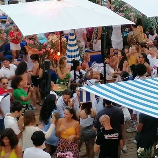 Costa Azzurra: feste in spiaggia e mascherine poco usate, adesso il Covid-19 fa di nuovo paura (Foto)