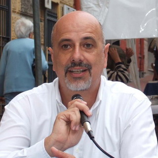 Imperia: lo scrittore Ugo Moriano presenta il suo nuovo libro, alla fiera del libro di Imperia: "Antiche amicizie, indagini sotto il sole di Diano" Imperia: lo scrittore Ugo Moriano presenta il suo nuovo libro, alla fiera del libro di Imperia: "Antiche amicizie, indagini sotto il sole di Diano"