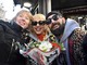 Un fiore in sospeso da donare a qualcun altro: i Coma Cose incontrano i fan nel cuore di Sanremo (Foto e Video)