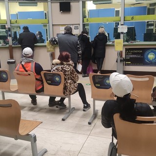 Sanremo: code e lunghe attese oggi all'ufficio postale di via Roma, insorgono i clienti