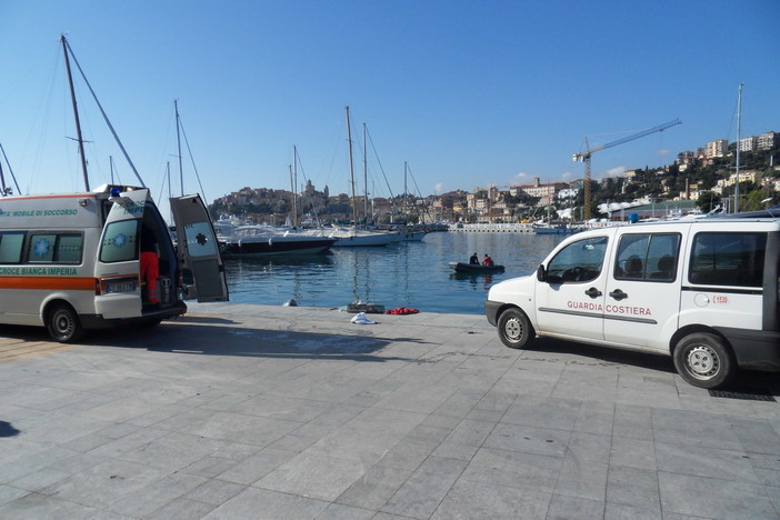 Imperia: anziano finisce in acqua, mistero sulle cause, grave in Ospedale