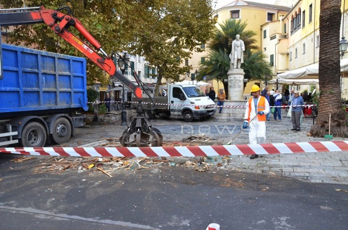 I lavori per la demolizione dell'ultimo chiosco