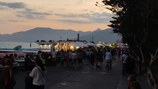 Bordighera: anche l'ultima serata di 'Un mare di sapori' ha visto il 'pienone', la soddisfazione di Confcommercio (Foto) Bordighera: anche l'ultima serata di 'Un mare di sapori' ha visto il 'pienone', la soddisfazione di Confcommercio (Foto)