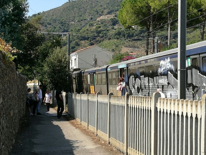 Ventimiglia: alcuni migranti sulla strada ferrata sfiorati da un treno Sncf, mobilitazione di soccorsi ma loro erano fuggiti