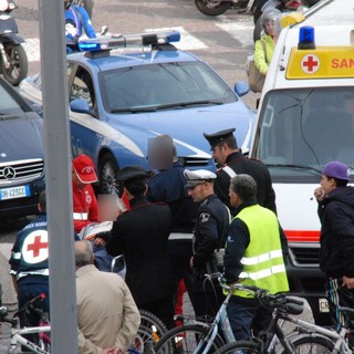 Sanremo: ubriaco si sdraia a terra in piazza Colombo, soccorso da un'ambulanza e portato in ospedale