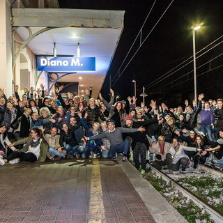 Diano Marina: grande festa ieri in stazione per il passaggio dell'ultimo treno
