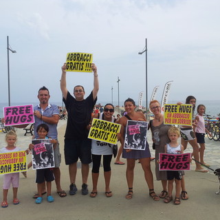 Curiosa iniziativa ieri pomeriggio ad Andora: anche dall'imperiese per 'Un abbraccio per un sorriso'