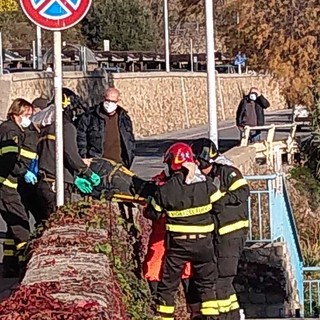 Sanremo: cade dal muretto sul lungomare di Bussana, soccorso da 118 e Vigili del Fuoco (Foto)
