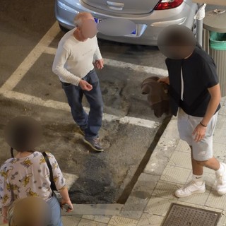 Sanremo: importuna e insulta i passanti in corso Imperatrice, poi fugge via