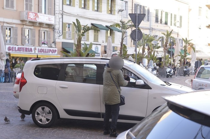 Sanremo: donna non paga i servizi taxi ed oggi le viene rifiutato il trasporto, urla in piazza Colombo (Foto)