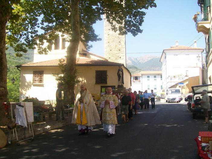 Prelà: non si rispetta la tradizione e la statua del Santo se la portano da soli senza la processione Prelà: non si rispetta la tradizione e la statua del Santo se la portano da soli senza la processione