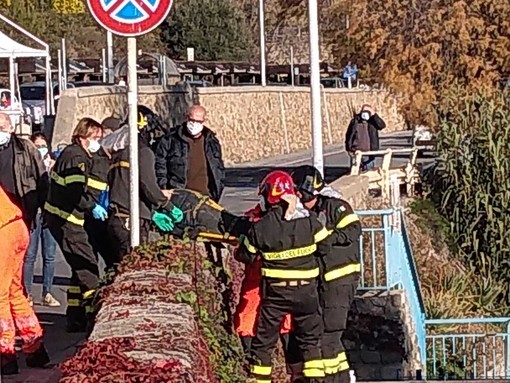 Sanremo: cade dal muretto sul lungomare di Bussana, soccorso da 118 e Vigili del Fuoco (Foto)