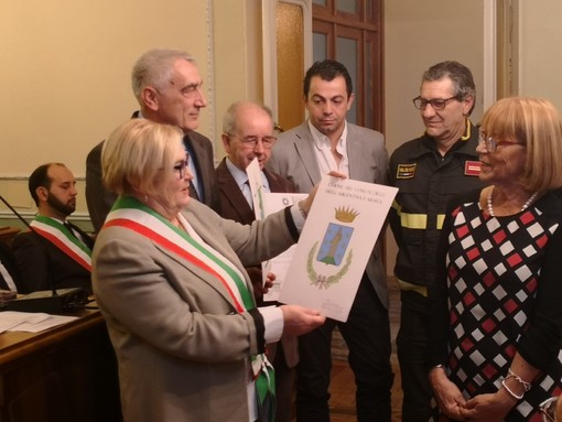 L'Unione dei Comuni della valle Argentina e Armea riceve dal Prefetto stemma e gonfalone conferiti dal Presidente della Repubblica (Foto e video)