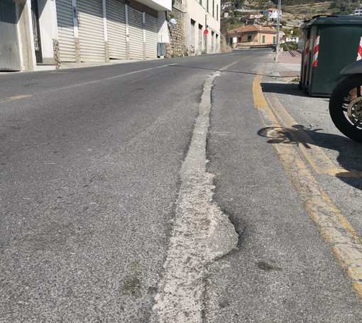 Sanremo: asfalto pericoloso in via Giovanni Borea, Interpellanza di Luca Lombardi al Sindaco (Foto)