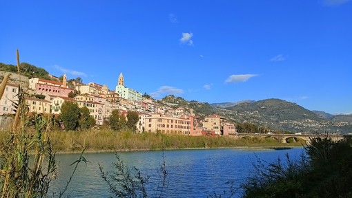 Ventimiglia: domenica prossima per ‘OltreFestival’, l’arte colora il centro storico per il 'WineFestival' Ventimiglia: domenica prossima per ‘OltreFestival’, l’arte colora il centro storico per il 'WineFestival'
