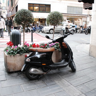 Sanremo: con lo scooter nella via Pedonale, lettore lancia l'allarme