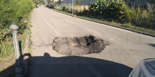 Sanremo: mezzo pesante provoca un grosso buco sulla ciclabile, scoperto ieri dalla Municipale. Ora chi paga? (Foto)