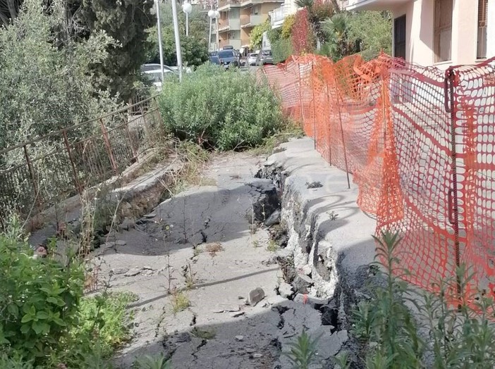 Sanremo: via Vallarino sprofonda sempre più, i residenti "Dopo le promesse elettorali ora aspettiamo certezze" Sanremo: via Vallarino sprofonda sempre più, i residenti "Dopo le promesse elettorali ora aspettiamo certezze"