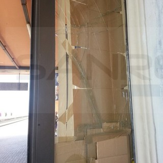 Bordighera: lancio di pietre contro una vetrata della stazione, rissa e atto vandalico l'altra notte Bordighera: lancio di pietre contro una vetrata della stazione, rissa e atto vandalico l'altra notte