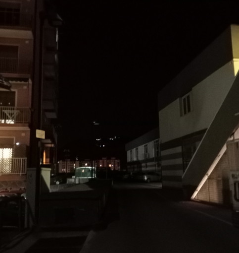 Vallecrosia: illuminazione pubblica guasta da tempo in alcune zone della città, la segnalazione di FdI (Foto) Vallecrosia: illuminazione pubblica guasta da tempo in alcune zone della città, la segnalazione di FdI (Foto)