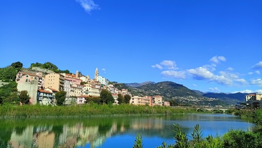 Ponte 25 aprile-1° maggio, il meteo non frena gli arrivi: affluenza significativa di turisti a Ventimiglia Ponte 25 aprile-1° maggio, il meteo non frena gli arrivi: affluenza significativa di turisti a Ventimiglia