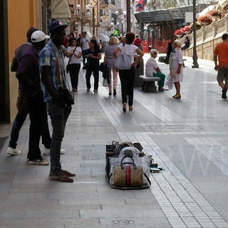 Sanremo: venditori abusivi a fianco del negozio di griffes, la situazione peggiora ogni giorno Sanremo: venditori abusivi a fianco del negozio di griffes, la situazione peggiora ogni giorno