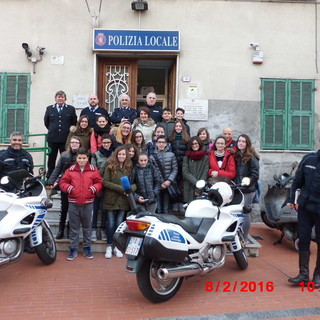 Questa mattina le Scuole della 'Biancheri' in visita al Comando della Polizia Locale di Ventimiglia Questa mattina le Scuole della 'Biancheri' in visita al Comando della Polizia Locale di Ventimiglia