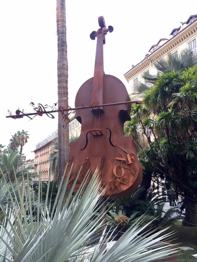 Sanremo: dopo le sedie giganti a Santa Tecla e le note musicali al Casinò ecco il grande violino di Enrico Benetta Sanremo: dopo le sedie giganti a Santa Tecla e le note musicali al Casinò ecco il grande violino di Enrico Benetta